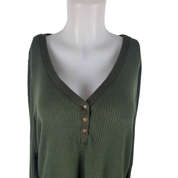 Torrid Lightweight  Green V-Neck Buttons Lace up Sleeves Winter Top 3 - 3X - Picture 2 of 7